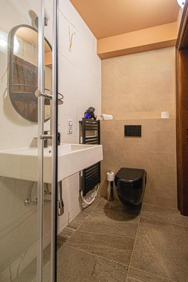 Modern And Spacious In Center Praga